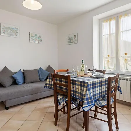 Simplistic Holiday In With Garden *