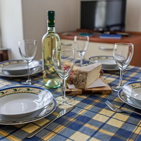 Simplistic Holiday In With Garden